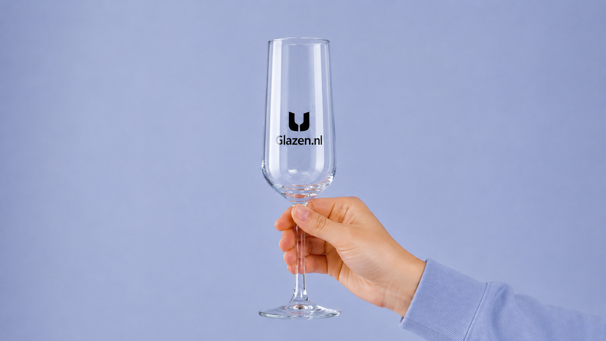 Glazen bedrukken voor de horeca: bedrukte glazen met eigen logo op de bar